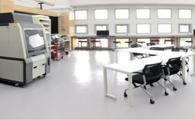 레이저커터, CNC, 선반 등 다양한 장비를 활용하여 제품을 가공할 수 있는 공간